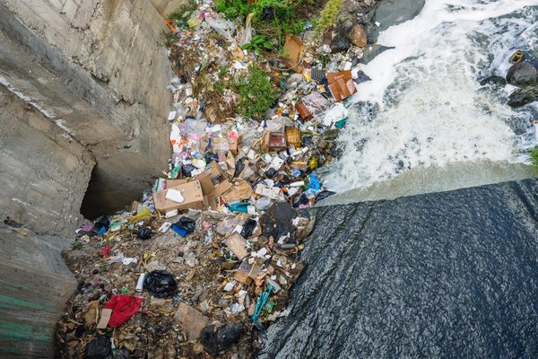 Comment réduire la pollution plastique dans les cours d'eau ?